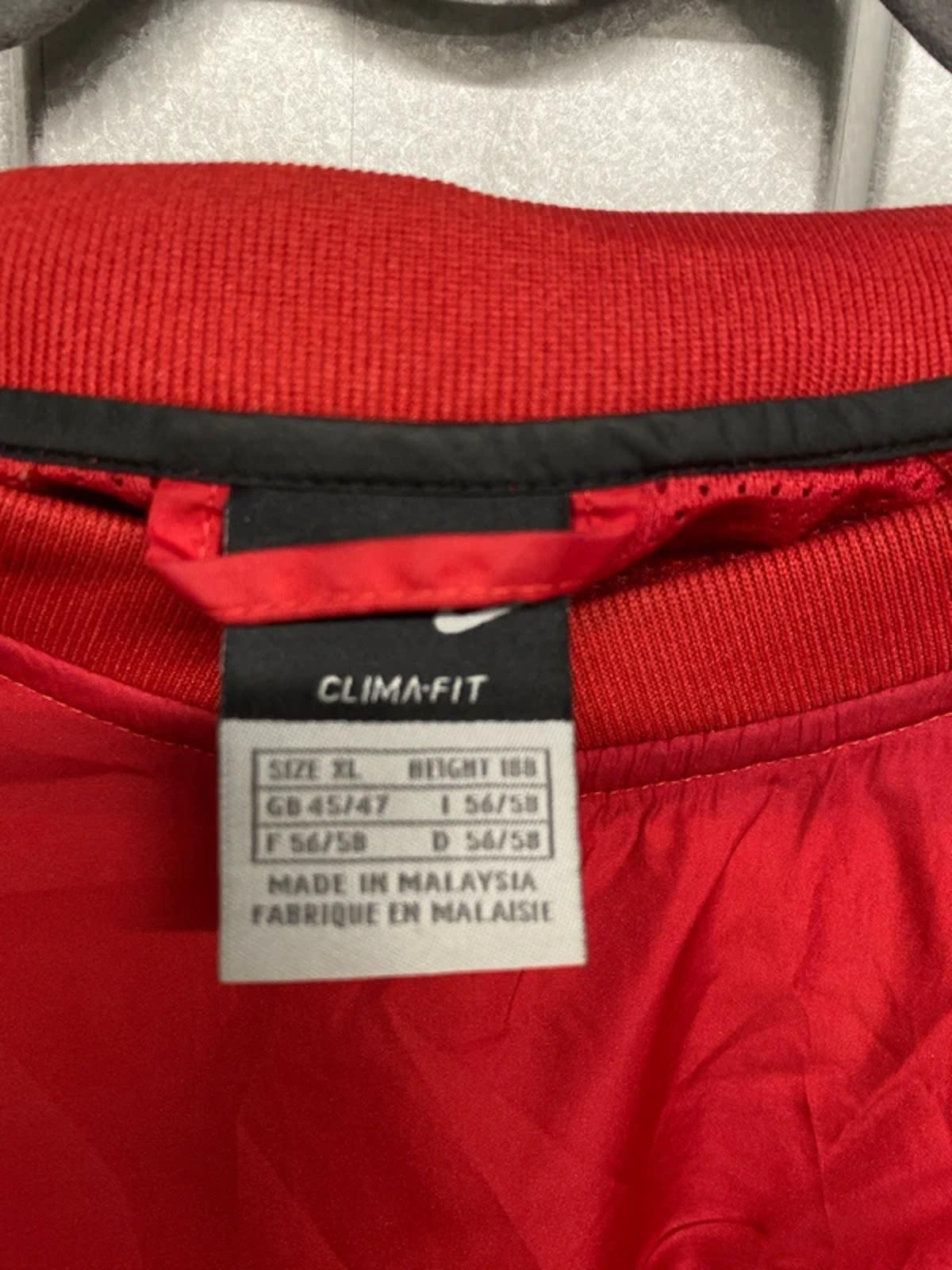 Nike climafit  red xl. Shell type windbreaker top