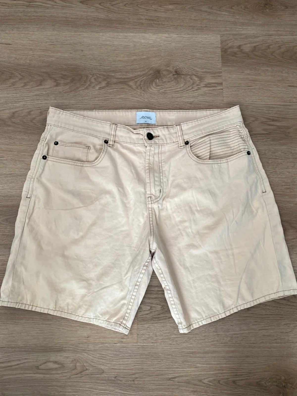 Lee Riders Shorts size 34  creamy/beige colour