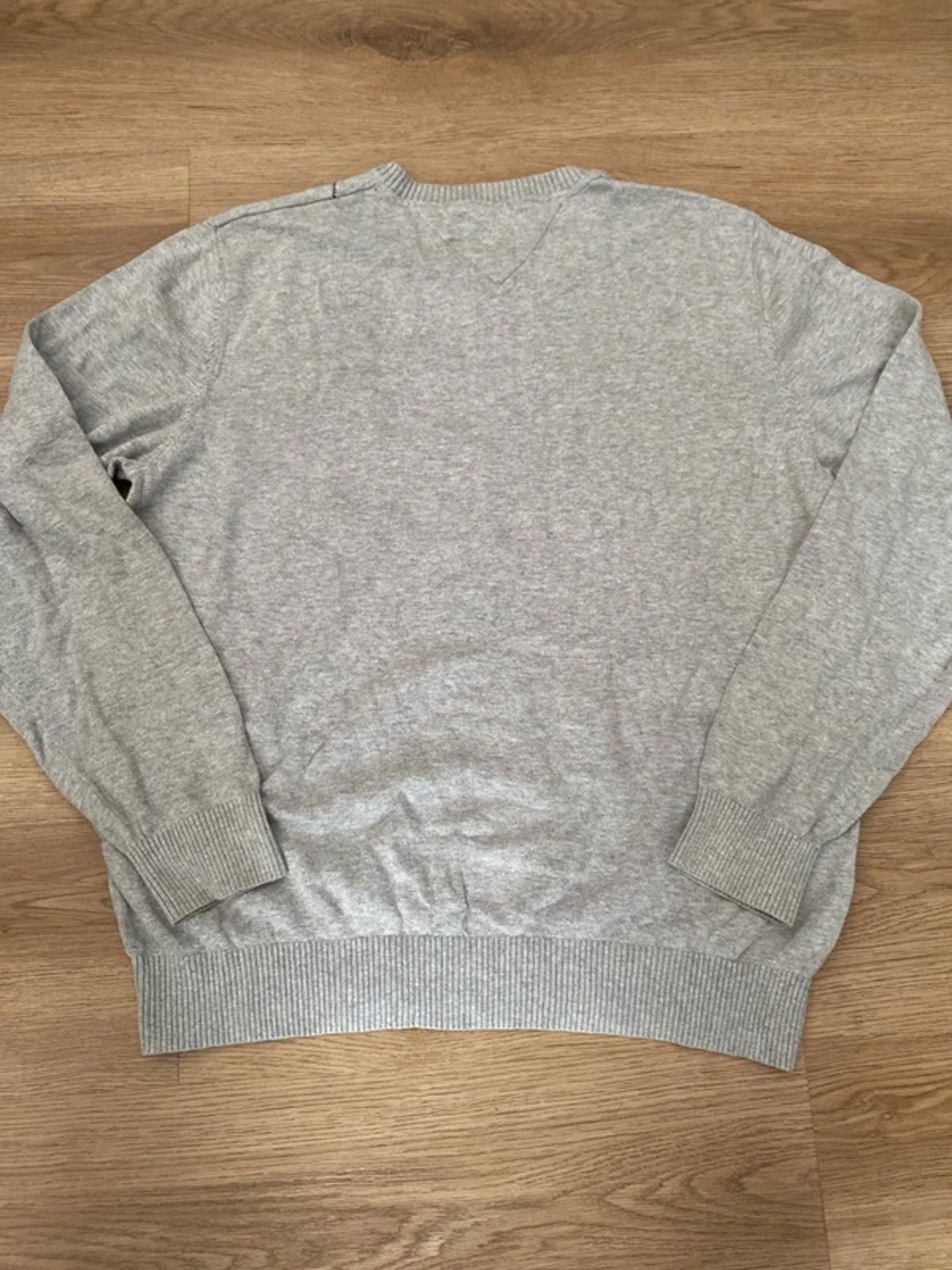 Tommy Hilfiger Grey v neck sweater large