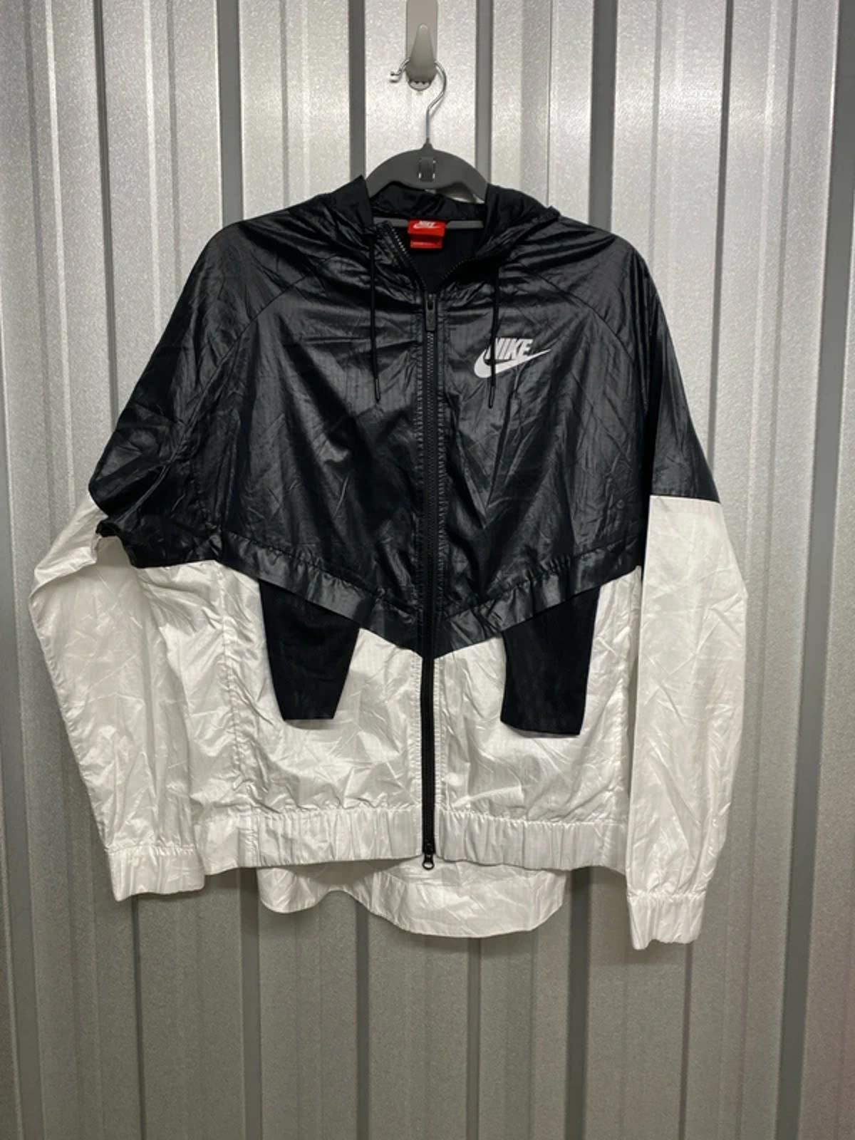 Nike windbreaker black and white large