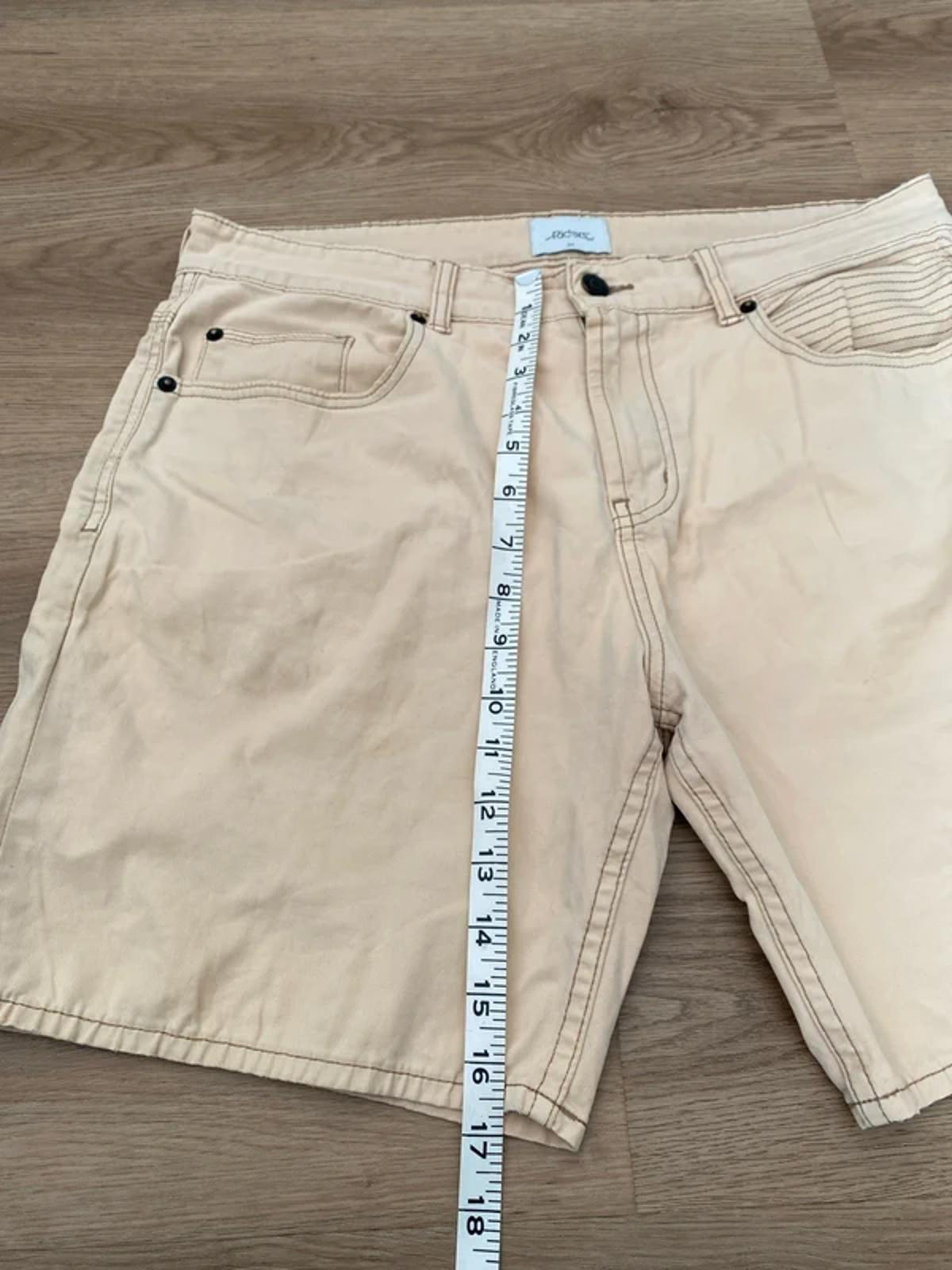 Lee Riders Shorts size 34  creamy/beige colour