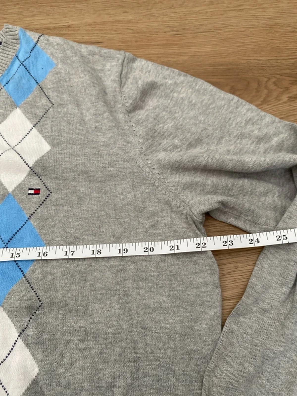Tommy Hilfiger Grey v neck sweater large